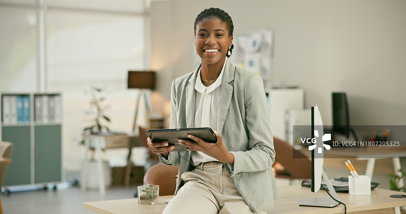 使用平板电脑进行在线研究的黑人女商人图片素材