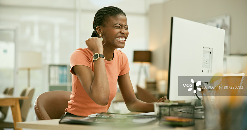 办公室电脑：黑人女性为在线反馈、成功消息或公司奖金感到兴奋。获奖通知、比赛和专业代理庆祝项目成就图片素材
