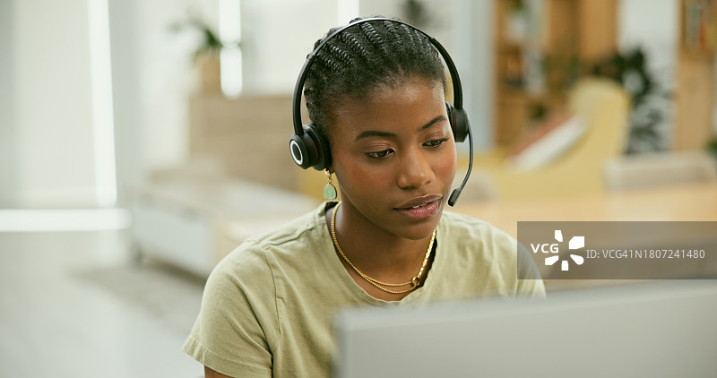 阅读：电脑或黑人妇女在呼叫中心的脸，提供建议以帮助沟通。麦克风，电信、技术支持或电话营销中的非洲销售顾问图片素材