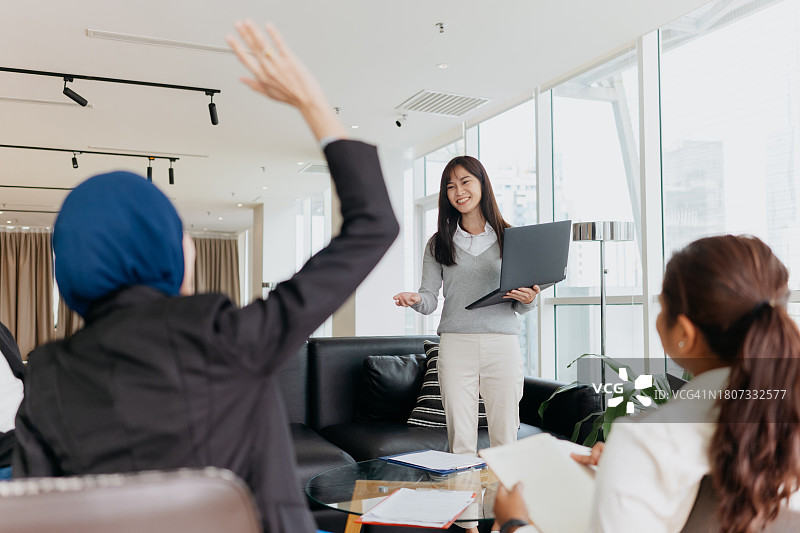 年轻女企业家向团队展示想法和策略图片素材