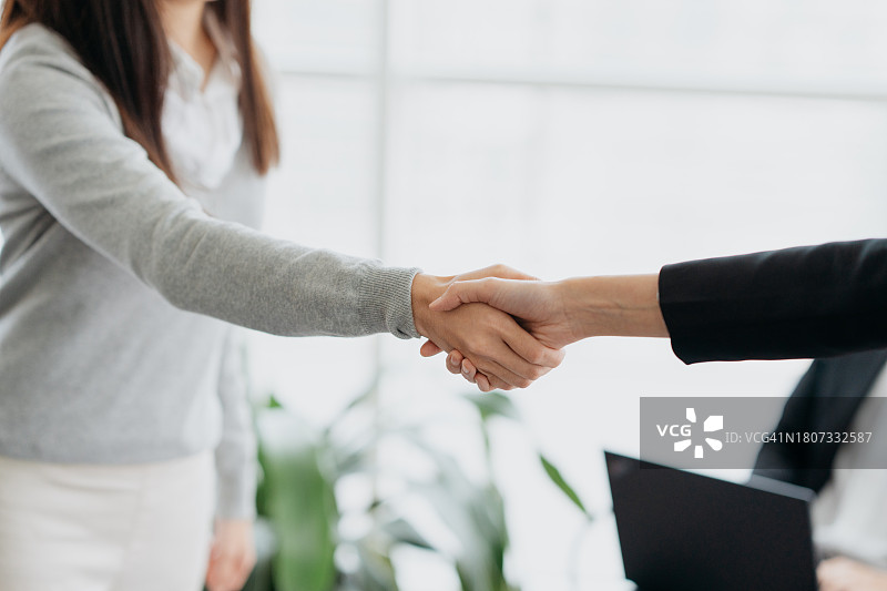 办公室里握手的女商人图片素材
