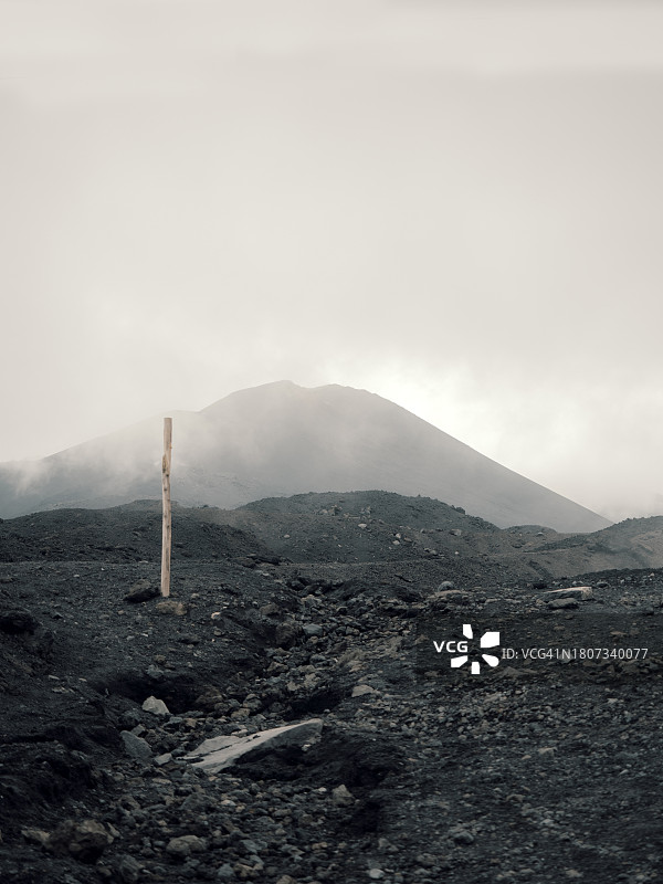 西西里岛埃特纳火山崎岖贫瘠的火山景观图片素材