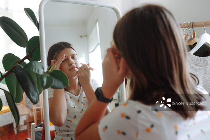 少女在家中镜前化妆图片素材