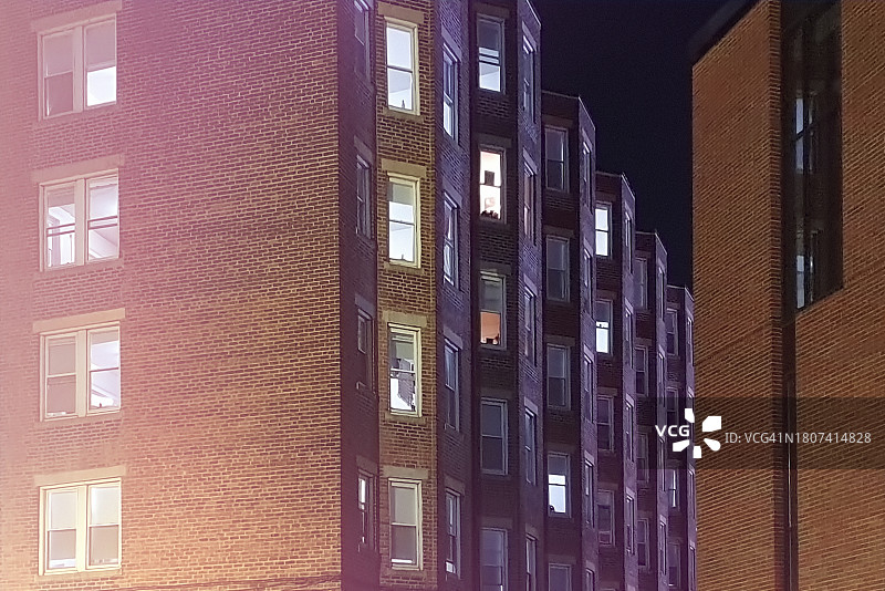 美国波士顿的公共住房夜景图片素材