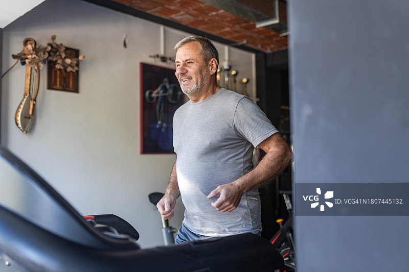 在健身房锻炼的年长男人图片素材
