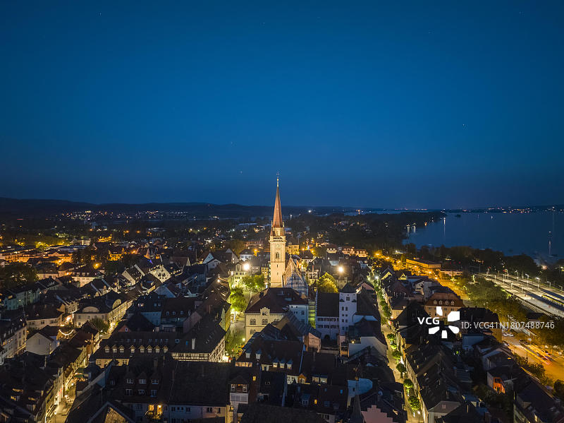 德国拉多夫采尔市夜景鸟瞰，灯光照亮拉多夫采尔大教堂图片素材