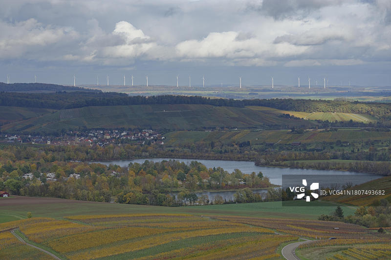 德国巴登-符腾堡州海尔布隆地区布赖特瑙湖秋景。图片素材