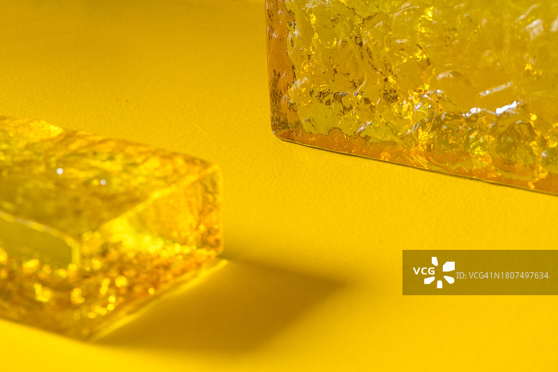 黄色背景上的黄色透明砖图片素材