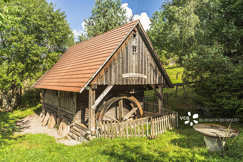 修复后的水磨坊，位于德国巴登-符腾堡州黑森林圣格奥尔根附近图片素材
