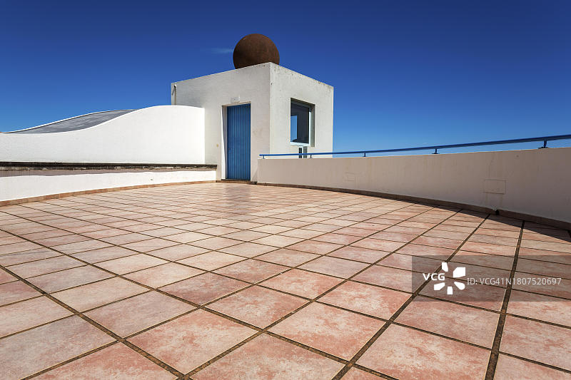 在葡萄牙马德拉岛的瓜达卢佩圣母教堂前的观景台图片素材