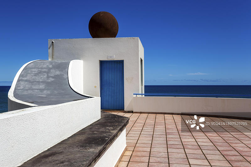 在葡萄牙马德拉岛的瓜达卢佩圣母教堂前的观景台图片素材