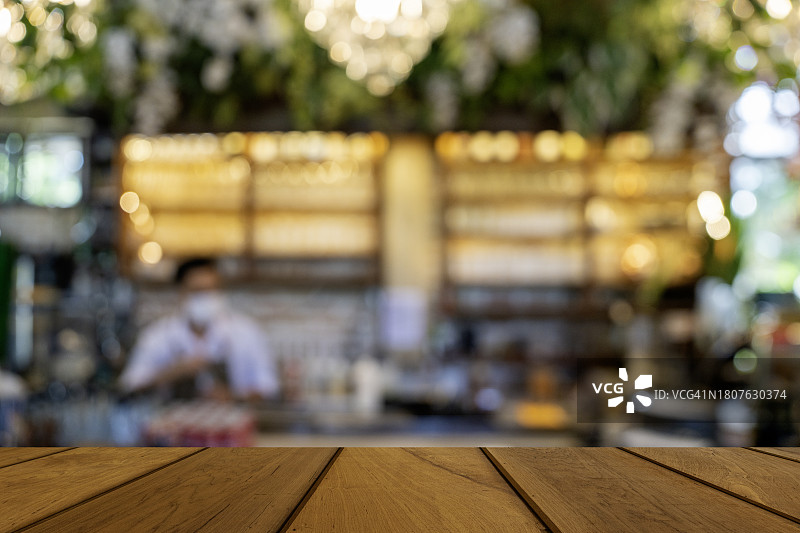 带有模糊咖啡店或餐厅内部背景的空木桌面图片素材