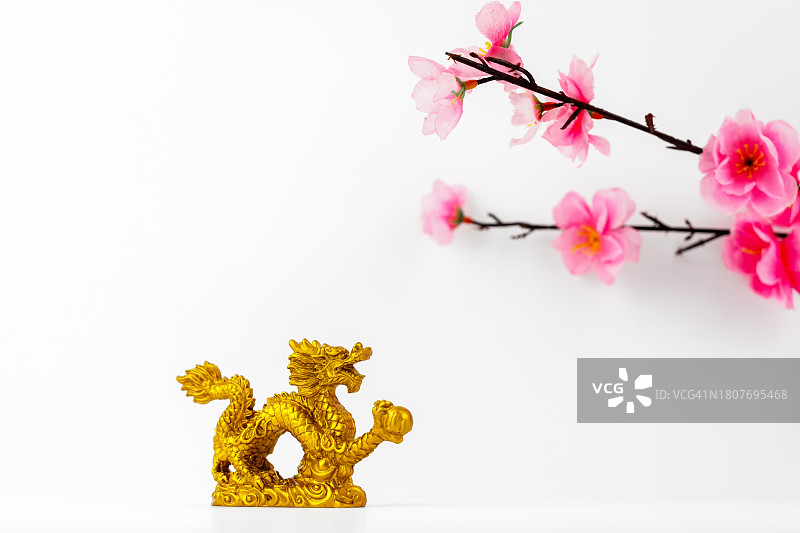 龙年生肖摆件与白色背景上的樱花图片素材