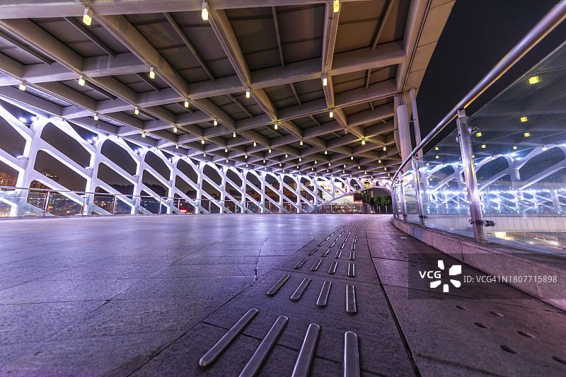 城市中心高架人行道交通图片素材