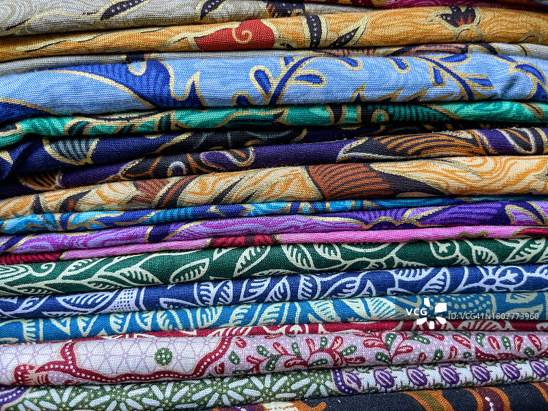 各式印花蜡染布料，印度尼西亚传统文化手工纺织品展示图片素材