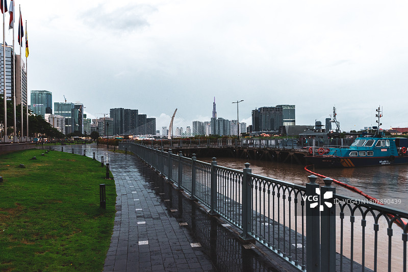 阴天时从胡志明市河畔公园眺望金融区景色图片素材