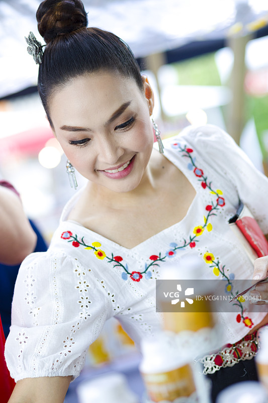 购物中的漂亮泰国女人图片素材