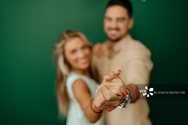 情侣牵手特写照片 - 聚焦手部图片素材