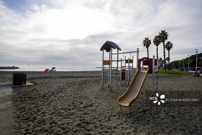 多云午后沙滩上的儿童秋千图片素材