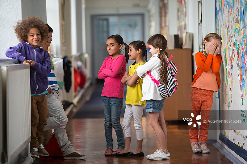 学校走廊里的孩子们图片素材