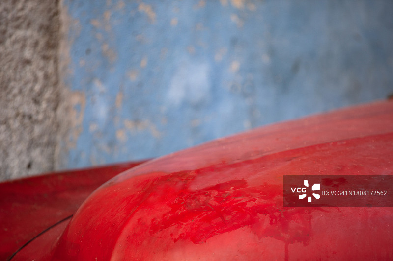 古巴哈瓦那的红色老爷车面板图片素材