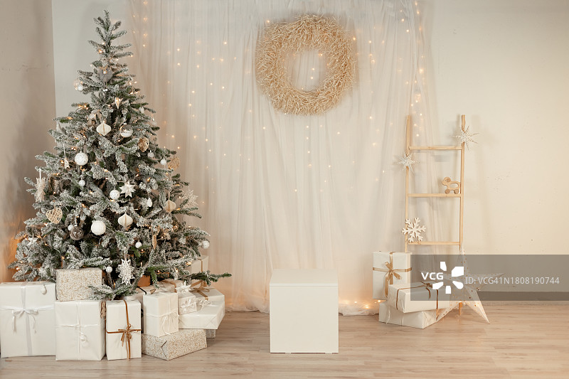 圣诞树装饰特写，模糊的灯光，银色和金色圣诞树装饰，冬季节日庆祝活动图片素材