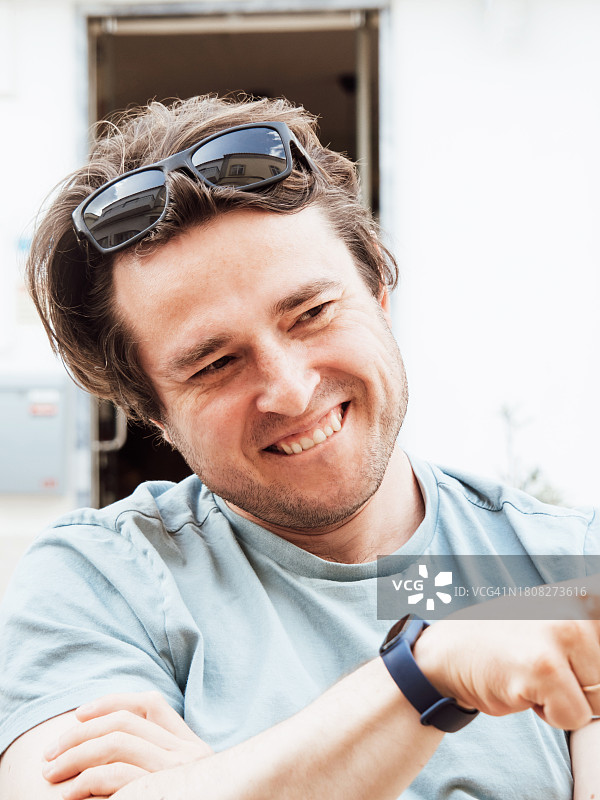 年轻英俊男子户外微笑肖像图片素材