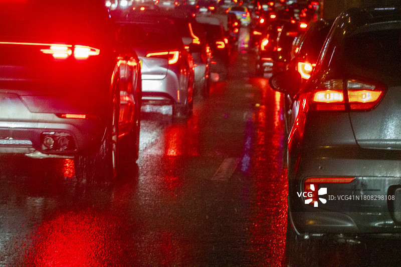 雨天交通拥堵图片素材