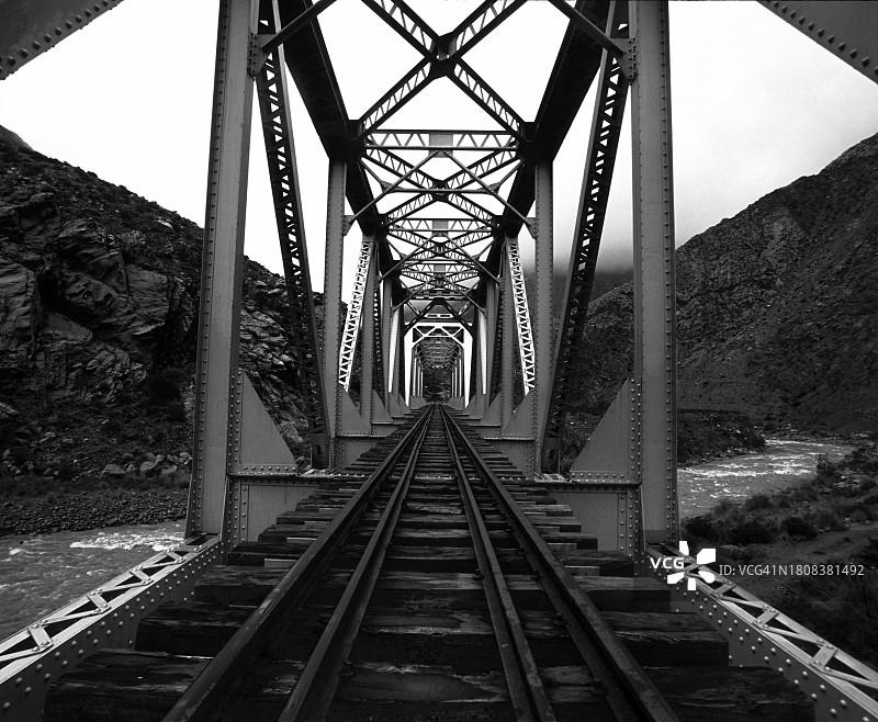 阿根廷门多萨废弃的金属铁路桥图片素材