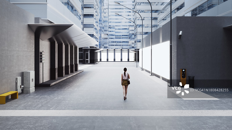 年轻女子在现代城市中散步图片素材