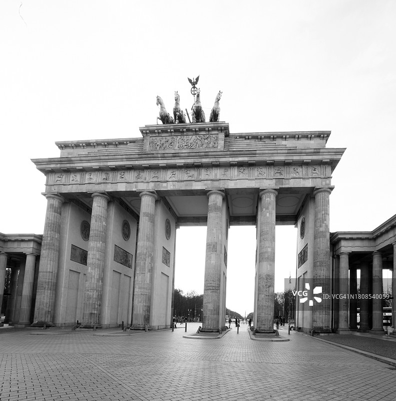 柏林勃兰登堡门黄昏黑白照图片素材