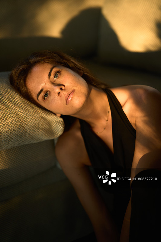 穿着连衣裙在床上休息的女人图片素材