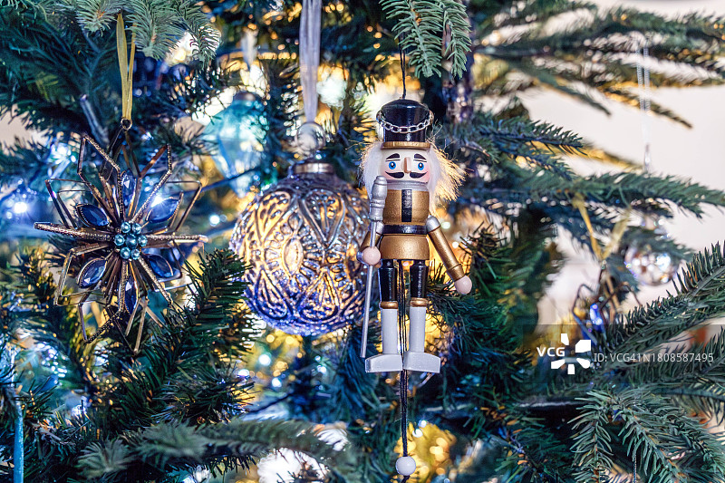 挂在圣诞树上的木制胡桃夹子玩具图片素材