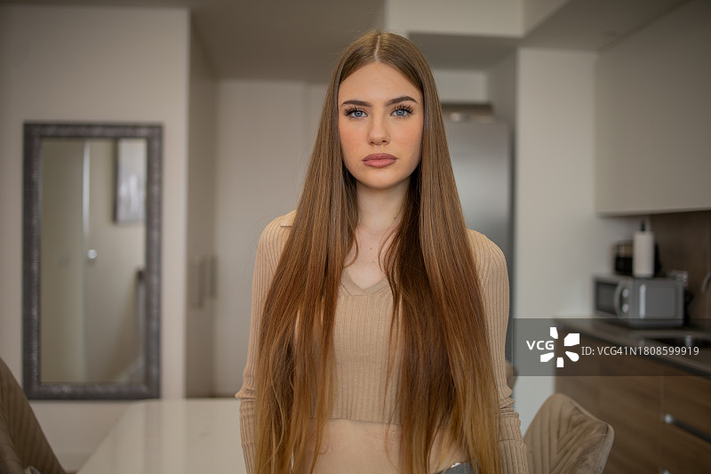 快乐的年轻女子图片素材