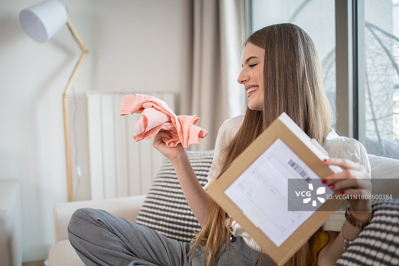 年轻的创业者正在向客户发送包裹图片素材