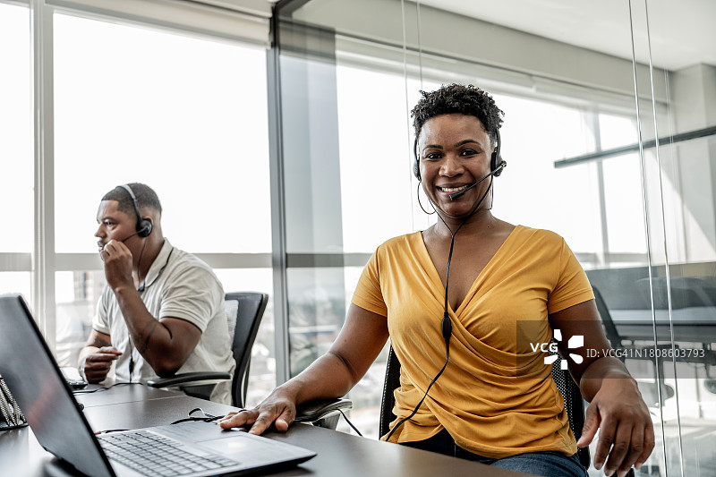 从事客户服务的黑人女性肖像图片素材