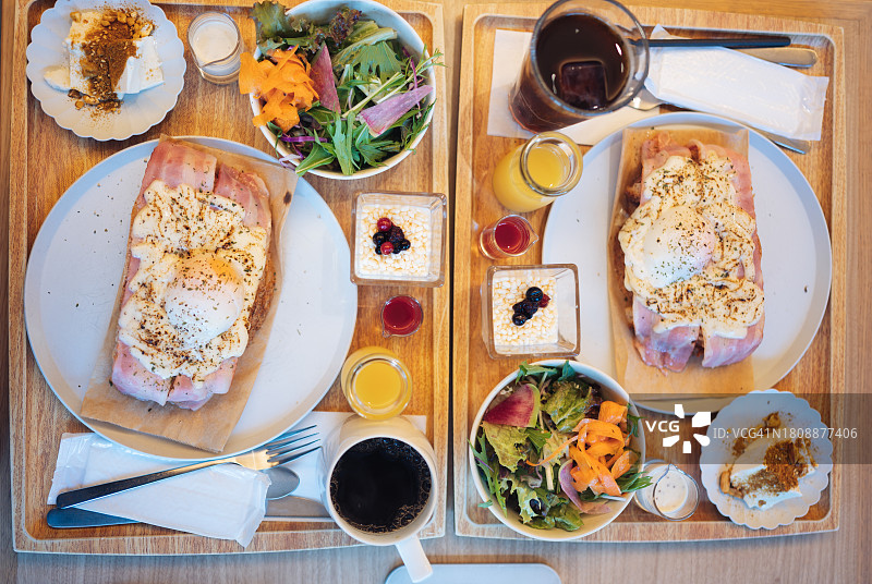 日式西式融合早午餐，搭配蔬菜咖啡面包图片素材