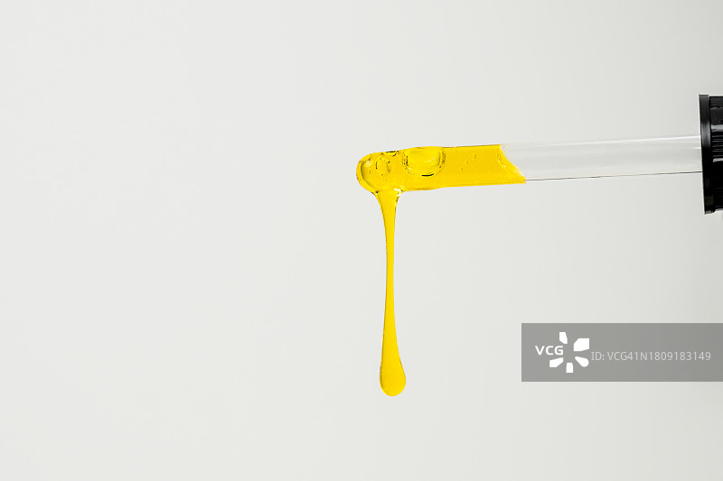 带有透明黄色精华液的移液器图片素材