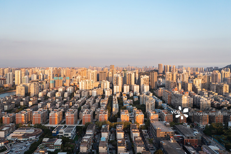 阳光下现代城市住宅区航拍图片素材