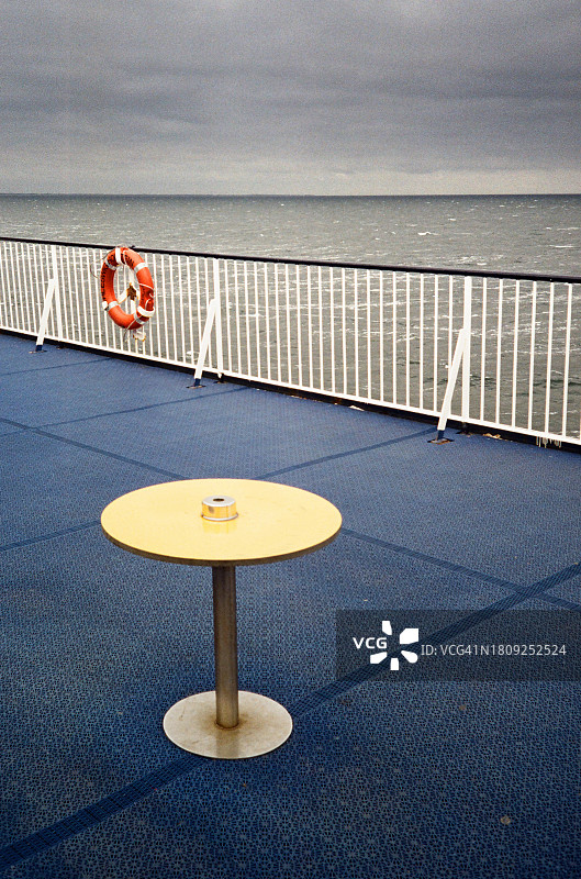 黄色桌子和渡轮甲板上的救生圈图片素材