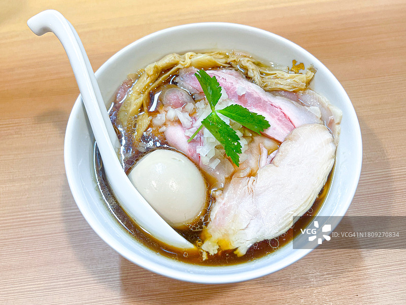 日式拉面：酱油拉面图片素材