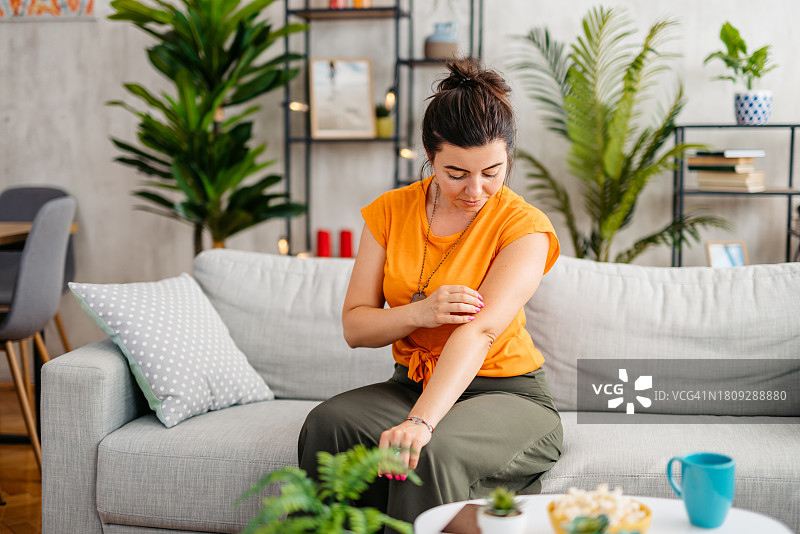 年轻女子在家挠皮肤图片素材