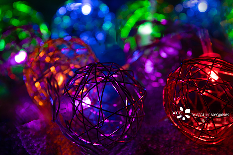 彩色发光节日灯球图片素材