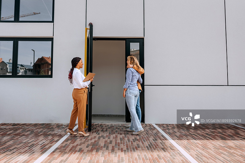 房地产经纪人为顾客开门图片素材