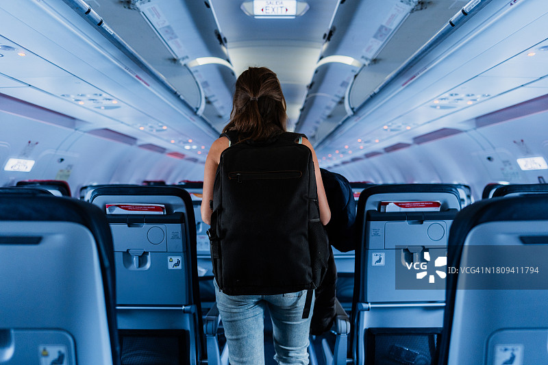 女子下飞机的背影图片素材