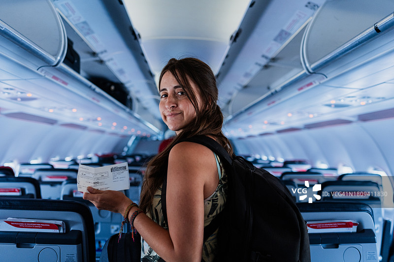 年轻女人登上飞机的肖像照图片素材