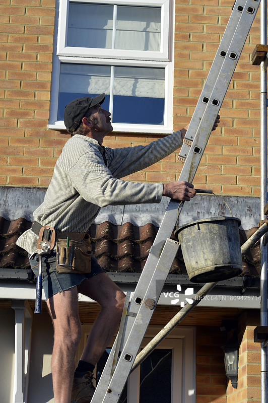 梯子上的屋顶工人图片素材