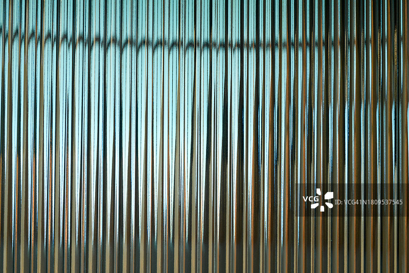 光线穿过浴室玻璃上的线条图片素材