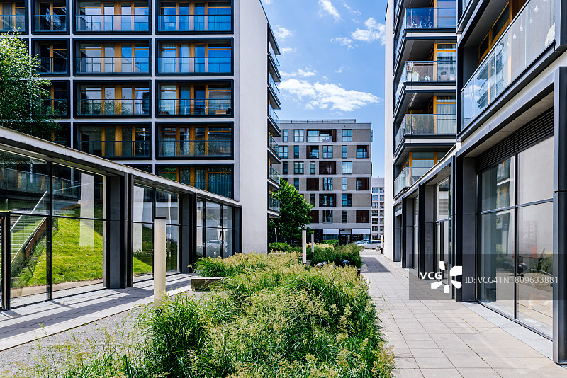 波兰华沙的新建现代住宅公寓楼图片素材