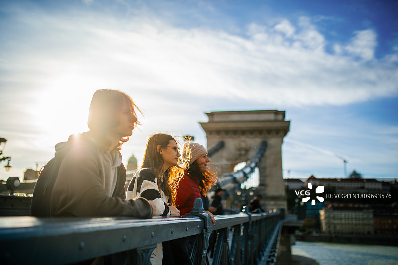 母亲和两个青少年孩子在布达佩斯链子桥上图片素材